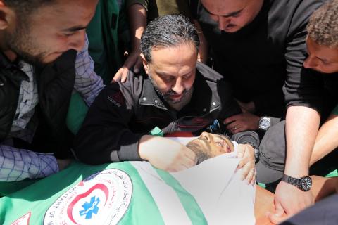مشيعون فلسطينيون يودعون جثمان المسعف إبراهيم صقر خلال جنازته في مستشفى الشفاء بمدينة غزة في 29 أبريل/نيسان 2026. (صورة: بلال أسامة)