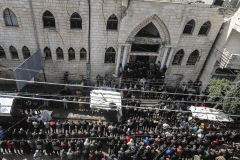 حضر أهالي غزة، في 7 أبريل/نيسان 2026، جنازة فلسطينيين استشهدوا في غارة جوية إسرائيلية استهدفت مدنيين متجمعين شرق مخيم المغازي للاجئين، في انتهاك لوقف إطلاق النار. (صورة: معز صالحي)