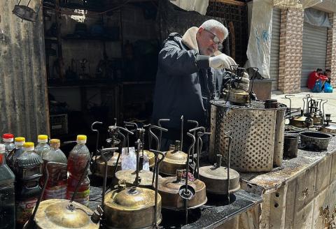 عادل عيسى، 63 عامًا، يُصلح مواقد الكيروسين القديمة في ورشته بمخيم الشاطئ، في مدينة غزة، صورة فوتوغرافية لهادي داود