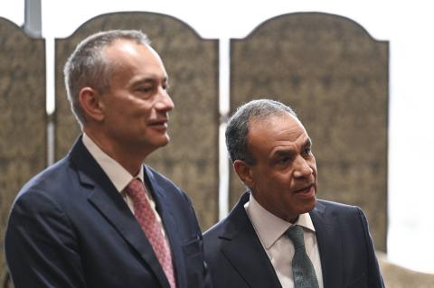 وزير الخارجية المصري بدر عبد العاطي مع الممثل الأعلى لمجلس السلام نيكولاي ملادينوف في 1 أبريل 2026 (إ.ب.أ).jpeg