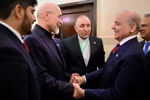 رئيس الوزراء الباكستاني شهباز شريف (يمين) وخلفه وزير الخارجية إسحاق دار وهما يحييان رئيس البرلمان الإيراني محمد باقر قاليباف (مواقع التواصل).webp