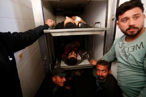 ودّع فلسطينيون عدداً من الجثث في مستشفى شهداء الأقصى بدير البلح. وقد سقط الضحايا جراء القصف الإسرائيلي وإطلاق النار من فصائل مسلحة متعاونة مع الجيش الإسرائيلي، شرق مخيم المغازي وسط قطاع غزة، في 6 أبريل/نيسان 2026. (صورة: أحمد إبراهيم)