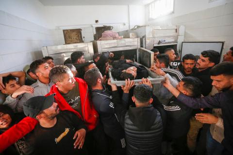 فلسطينيون يودعون عدداً من الجثث في مستشفى شهداء الأقصى بدير البلح. وقد سقط الضحايا جراء القصف الإسرائيلي وإطلاق النار من فصائل مسلحة متعاونة مع الجيش الإسرائيلي، شرق مخيم المغازي وسط قطاع غزة، في 6 أبريل/نيسان 2026. (صورة: أحمد إبراهيم)