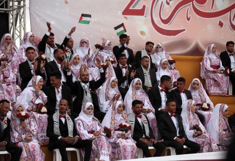 حفل زفاف جماعي لنحو 300 عروس وعريس، تحت عنوان فستان الفرح 2، نظمته مؤسسة الفارس الشم في دير البلح، وسط قطاع غزة، في 24 أبريل/نيسان 2026، (صورة: معز صالحي)