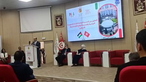الوزير موسى أبو زيد يقدّم محاضرة متخصصة في المدرسة الوطنية للإدارة بتونس حول القيادة في ظل الأزمات وتطوير الخدمة المدنية الفلسطينية.jpg