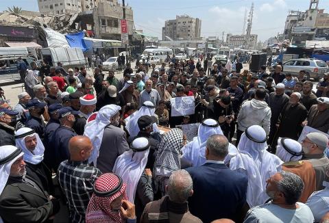 مظاهرة في غزة، بمشاركة شخصيات بارزة وممثلين عن العائلات رفضا لاستهداف الجيش الإسرائيلي المستمر لضباط الشرطة الفلسطينية، مدينة غزة، 19 أبريل/نيسان 2026. تصوير: أنس نور