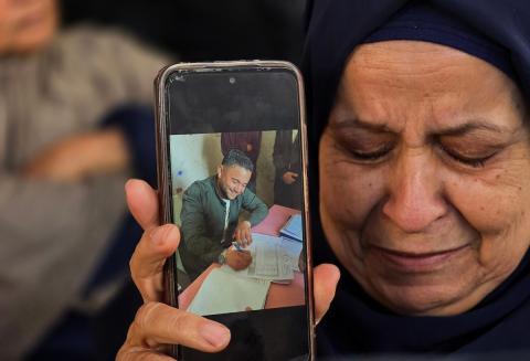 تعيش عائلة الفلسطيني درويش العتال في خان يونس جنوب قطاع غزة حالة من الحزن العميق، بعدما فقدت ابنها إثر غارة جوية إسرائيلية قبل يومين فقط من موعد زفافه، 23 أبريل/نيسان 2026. تصوير: طارق محمد