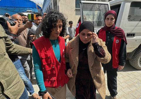 وصل اثنا عشر أسيرًا فلسطينيًا، بينهم امرأة، كانوا قد أُفرج عنهم من سجون الاحتلال الإسرائيلي، إلى مستشفى شهداء الأقصى في دير البلح، وسط قطاع غزة، في 15 أبريل/نيسان 2026، (صورة: أحمد إبراهيم)