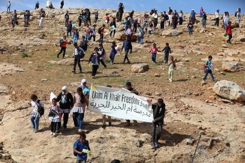يواصل الطلاب الفلسطينيون اعتصامهم ودراستهم على جانب طريق أغلقه المستوطنون والقوات الإسرائيلية، في قرية أم الخير بمسافر يطا، قضاء الخليل جنوب الضفة الغربية. 26 أبريل/نيسان 2026،(صورة: مأمون وزواز)