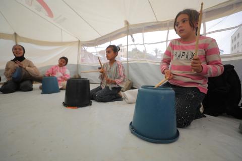 يشارك أطفال فلسطينيون في أنشطة ترفيهية ودعم نفسي اجتماعي في مخيم الزهور للنازحين في مخيم النصيرات للاجئين وسط قطاع غزة. 26 أبريل/نيسان 2026، (تصوير: حسن الجديدي)