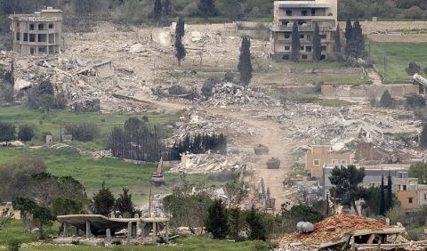 ناقلات جند إسرائيلية أثناء توغلها في جنوب لبنان (Getty Images).jpg
