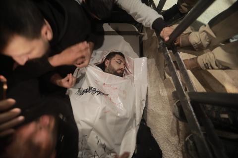جثمان الزميل الصحفي محمد وشاح، مراسل قناة الجزيرة مباشر، الذي اغتيل في غارة جوية إسرائيلية استهدفت مركبته في شارع الرشيد غرب مدينة غزة في 8 أبريل/نيسان 2026. (صورة: بلال أسامة)