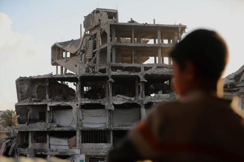 أطفال فلسطينيون يلعبون على أنقاض منازلهم التي دمرتها الغارات الجوية الإسرائيلية خلال الحرب، في حي الدرج شرق مدينة غزة، 21 أبريل/نيسان 2026. صورة: بلال أسامة