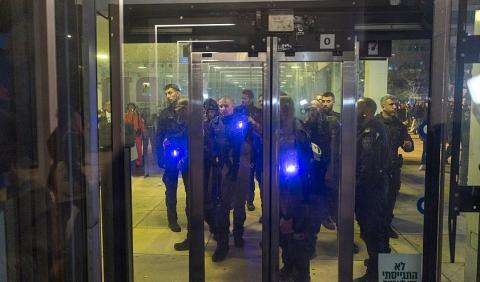 الشرطة الإسرائيلية تفرق متظاهرين ضد الحرب على إيران في تل أبيب (Getty Images).jpg