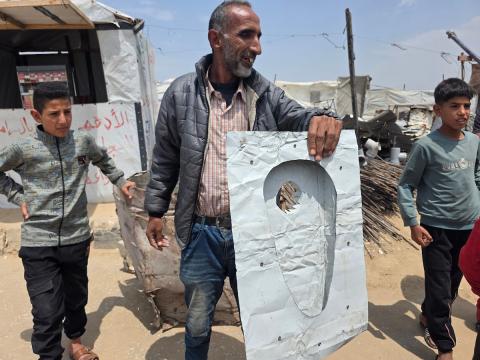 يبيع فلسطينيون موادًا مُستصلحة من أنقاض منازلهم المدمرة، بما في ذلك المعادن والخشب والأبواب ومستلزمات النظافة، في سوق للخردة بمنطقة المواصي في خان يونس جنوب قطاع غزة، في 27 أبريل/نيسان 2026 (صورة: طارق محمد)