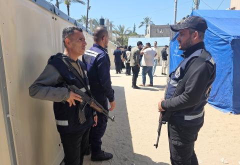 قوات من الشرطة الفلسطينية وعناصر الأمن الخاص تشارك في تأمين الانتخابات البلدية في دير البلح، وسط قطاع غزة،  25 أبريل/نيسان 2026. وتُعدّ الانتخابات الأولى التي تُجرى في غزة منذ أكثر من 20 عاماً، والأولى في الضفة الغربية منذ اندلاع الحرب. (صورة: طارق محمد)