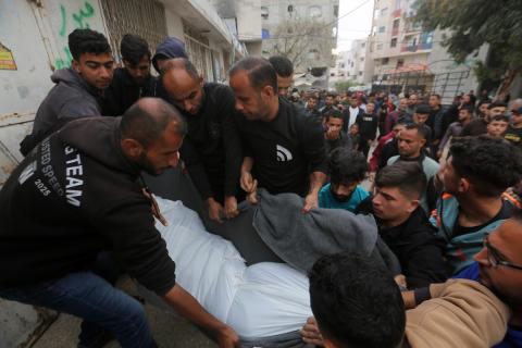 الفلسطينيون ينعون استشهاد مدنيين اثنين في هجوم إسرائيلي استهدف مجموعة من الأشخاص قرب مفترق بهلول في حي الشيخ رضوان، شمال مدينة غزة. ٢٤ أبريل/نيسان ٢٠٢٦. صورة: بلال أسامة