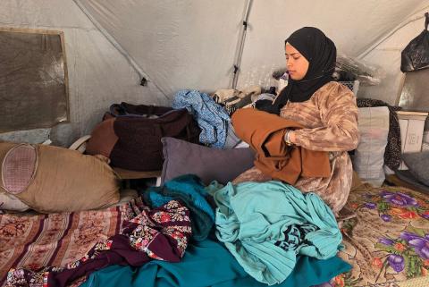 قبل أيام من موعد زفافها، فوجئت الشابة الفلسطينية أماني أبو سلمى بتلف جهازها بالكامل، بعد أن دمرت القوارض مقتنياتها داخل خيمتها في أحد مخيمات النزوح بمدينة خان يونس جنوب قطاع غزة.19 أبريل/نيسان 2026، (تصوير: طارق محمد )