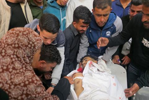 وصلت جثتا فلسطينيين اثنين إلى مجمع ناصر الطبي، بعد استشهادهما نتيجة استهداف وإطلاق نار من قبل الجيش الإسرائيلي في خان يونس جنوب قطاع غزة، في 13 أبريل/نيسان 2026. صورة: طارق محمد
