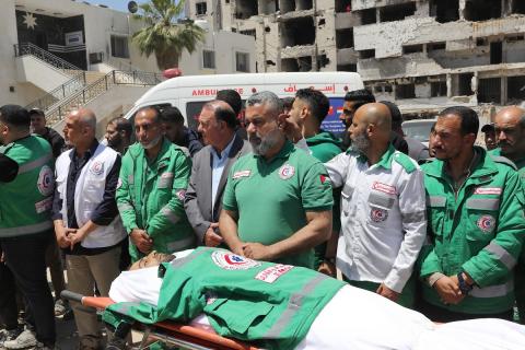 مشيعون فلسطينيون يودعون جثمان المسعف إبراهيم صقر خلال جنازته في مستشفى الشفاء بمدينة غزة في 29 أبريل/نيسان 2026. (صورة: بلال أسامة)