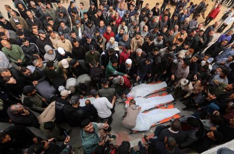 ودّع المشيّعون جثامين الفلسطينيين الذين سقطوا في غارة جوية إسرائيلية على مخيم الشاطئ للاجئين خلال جنازتهم في مدينة غزة في 15 أبريل/نيسان 2026. صورة: بلال أسامة