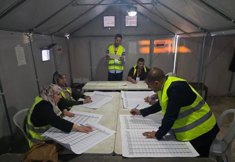 لجنة الانتخابات تُجري فرز قوائم المرشحين في الانتخابات المحلية الأولى في دير البلح وسط قطاع غزة منذ أكثر من عقدين، والأولى في الضفة الغربية منذ بدء حرب السابع من أكتوبر/ تشرين الأول 2023، 25 أبريل/نيسان 2026. (صورة: طارق محمد)