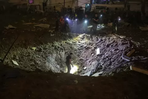 حفرة خلّفها الهجوم الإيراني على بيتح تكفا (الفرنسية).webp