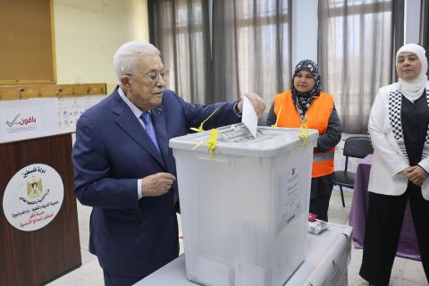 الرئيس الفلسطيني محمود عباس (أبومازن) يدلي بصوته خلال الانتخابات البلدية في رام الله، في 25 أبريل/نيسان 2026. وتُعدّ هذه الانتخابات الأولى التي تُجرى في دير البلح وسط قطاع غزة منذ 20 عاماً، والأولى في الضفة الغربية منذ اندلاع الحرب (صورة: ثائر غنايم)
