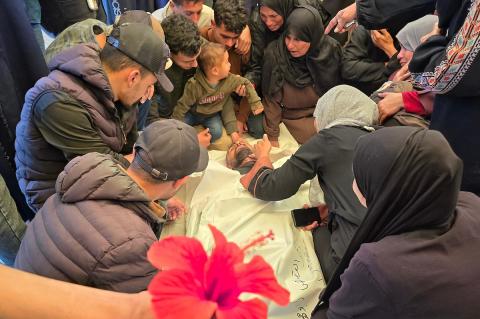 فلسطينيون يودعون جثمان رجل قُتل في غارة جوية إسرائيلية بطائرة مسيرة قرب منزله في خان يونس، جنوب قطاع غزة. ٢١ أبريل/نيسان ٢٠٢٦. صورة: طارق محمد