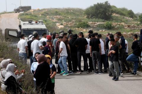 يحاول فلسطينيون الوصول إلى أراضيهم الزراعية في بلدة حلحول شمال الخليل جنوب الضفة الغربية، إلا أن الجيش الإسرائيلي يمنعهم من ذلك، وفق ما أفاد به شهود عيان،  17 أبريل/نيسان 2026. صورة: مأمون وزواز
