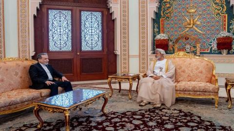 وزير الخارجية الإيراني عباس عراقجي يلتقي سلطان عُمان هيثم بن طارق آل سعيد في قصر البركة بمسقط، 26 نيسان 2026. (رويترز).jpeg