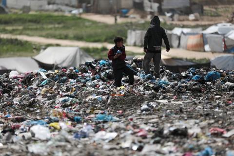 أطفال فلسطينيون يبحثون بين أكوام القمامة عن بقايا الطعام أو الألعاب في مكب نفايات بمخيم البريج للاجئين وسط قطاع غزة، في 4 أبريل/نيسان 2026، بالتزامن مع يوم الطفل الفلسطيني، صورة:( رمزي أبو عامر)