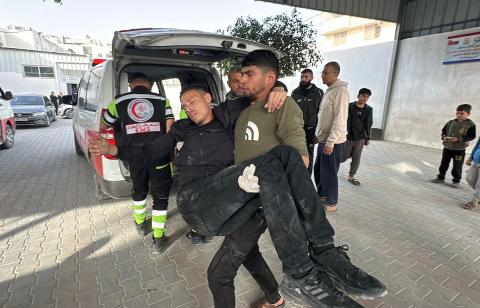 نقل جرحى فلسطينيين، بينهم أطفال، إلى مستشفى الشفاء بعد هجمات إسرائيلية على مدينة غزة، رغم سريان وقف إطلاق النار، وذلك في 3 أبريل/نيسان 2026. (صورة: عمر أشتوي)