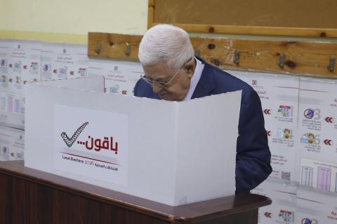 الرئيس محمود عباس (أبومازن) يدلي بصوته خلال الانتخابات البلدية في رام الله  (صورة: ثائر غنايم)