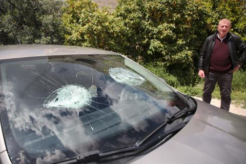 فلسطينيون يتفقدون سيارة بعد أن هاجم مستوطنون يهود عائلة أثناء سيرها في حقولها بقرية بيت إمرين، شمال نابلس في الضفة الغربية، في 11 أبريل/نيسان 2026. صورة: محمد ناصر