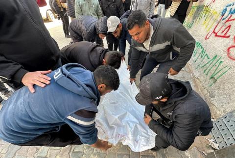ودّع فلسطينيون جثامين أربعة مواطنين في مستشفى الشفاء، سقطوا في غارة جوية إسرائيلية استهدفت قوات الأمن ليلة أمس قرب ساحة الشوى في حي التفاح، شمال شرق مدينة غزة. 5 أبريل/نيسان 2026