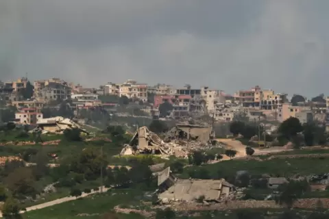 بنت جبيل في جنوب لبنان مسرح لهجمات إسرائيلية وردود من حزب الله (رويترز).webp