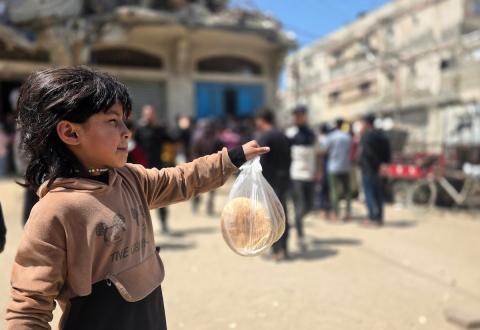 اصطف الفلسطينيون للحصول على الخبز في مركز توزيع بخان يونس، جنوب قطاع غزة، وسط نقص حاد وإغلاق العديد من المخابز، 6 أبريل/نيسان 2026. صورة: طارق محمد