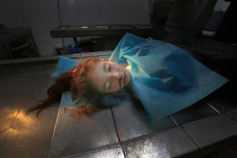 ودّع فلسطينيون جثمان الطفلة ريتاج عبد الرؤوف ريحان، البالغة من العمر 13 عامًا، في مستشفى الشفاء بمدينة غزة. وقد استشهدت ريتا بنيران الجيش الإسرائيلي التي استهدفت خيام النازحين في بيت لاهيا شمال قطاع غزة. 9 أبريل/نيسان 2026. صورة: بلال أسامة