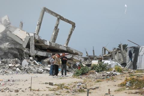 يعيش الفلسطينيون ظروفاً صعبة قرب الخط الأصفر شرق خان يونس، جنوب قطاع غزة، في 27 أبريل/نيسان 2026، حيث يواجهون إطلاق نار متكرر في منطقة تُعتبر خطرة، على طول خط حدودي أعادت القوات الإسرائيلية انتشارها فيه بموجب اتفاق وقف إطلاق النار. (صورة: رمزي أبو عامر)