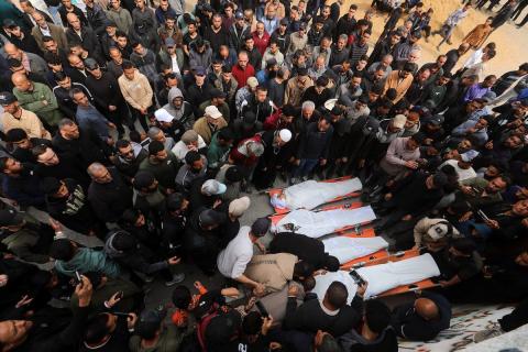 ودّع المشيّعون جثامين الفلسطينيين الذين سقطوا في غارة جوية إسرائيلية على مخيم الشاطئ للاجئين خلال جنازتهم في مدينة غزة في 15 أبريل/نيسان 2026.  صورة: بلال أسامة