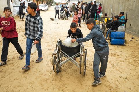 يتجمع الفلسطينيون النازحون لجلب الماء مع تدهور الأوضاع المعيشية ونقص حاد في الاحتياجات الأساسية. مخيم النصيرات للاجئين، وسط قطاع غزة، 1 أبريل/نيسان 2026. تصوير: رمزي أبو عامر
