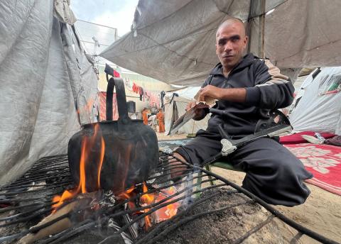 يعيش المواطن الفلسطيني محمود الزربا، الذي فقد بصره وبُترت ساقه اليمنى إثر إصابته في قصف إسرائيلي، مع أطفاله الستة في ظروف إنسانية صعبة داخل خيمة في دير البلح وسط قطاع غزة، 27 أبريل/نيسان 2026. (صورة: يوسف أبو وطفة)