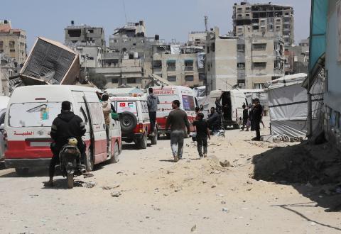مشيعون فلسطينيون يودعون جثمان المسعف إبراهيم صقر خلال جنازته في مستشفى الشفاء بمدينة غزة في 29 أبريل/نيسان 2026. (صورة: بلال أسامة)