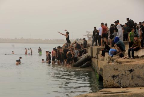 يقضي أطفال فلسطينيون أوقاتهم على شاطئ  غزة، باحثين عن ملاذ من حرارة الشمس وضغوط الحياة اليومية، في ظلّ الظروف الإنسانية المتردية التي يواجهها سكان القطاع جراء الحرب الدائرة، 17 أبريل/نيسان 2026. تصوير: بلال أسامة