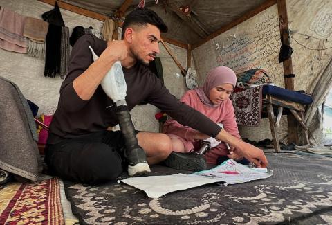 منة وائل عاشور (12 عاماً) وشقيقها فايز (24 عاماً) يعيشان في خيمة نزوح بمدينة دير البلح وسط قطاع غزة، بعد أن فقدا أطرافهما جراء هجوم إسرائيلي قبل نحو تسعة أشهر، 16 أبريل/نيسان 2026. صورة: يوسف أبو وطفة