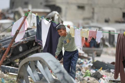 يعيش الفلسطينيون ظروفاً صعبة قرب الخط الأصفر شرق خان يونس، جنوب قطاع غزة، في 27 أبريل/نيسان 2026، حيث يواجهون إطلاق نار متكرر في منطقة تُعتبر خطرة، على طول خط حدودي أعادت القوات الإسرائيلية انتشارها فيه بموجب اتفاق وقف إطلاق النار. (صورة: رمزي أبو عامر)