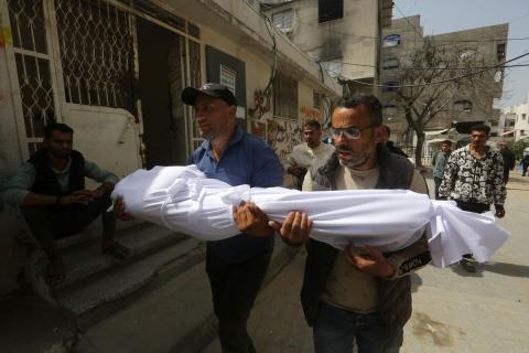 ودّع فلسطينيون ثلاث جثامين، من بينها جثامين الأخوين محمود وعيد أبو وردة وطفل، قُتلوا في هجومين منفصلين شنّهما الجيش الإسرائيلي في حيّي الزيتون والشجاعية شرق وجنوب مدينة غزة، في 17 أبريل/نيسان 2026. (صورة: بلال أسامة)