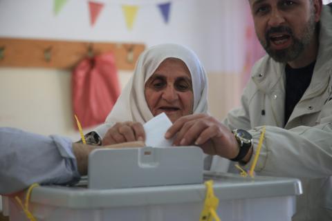 الناخبون الفلسطينيون في مراكز الاقتراع خلال انتخابات المجالس البلدية في بلدة بيت فوريك، شرق نابلس في الضفة الغربية، في 25 أبريل/نيسان 2026( صورة: محمد ناصر)