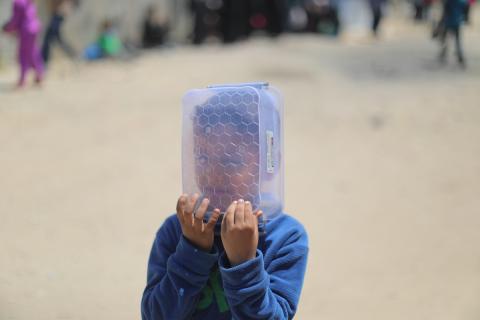 يتلقى فلسطينيون نازحون طعامًا من مطبخ خيري في مخيم النصيرات للاجئين وسط قطاع غزة، في 23 أبريل/نيسان 2026 (صورة: حسن الجديدي)